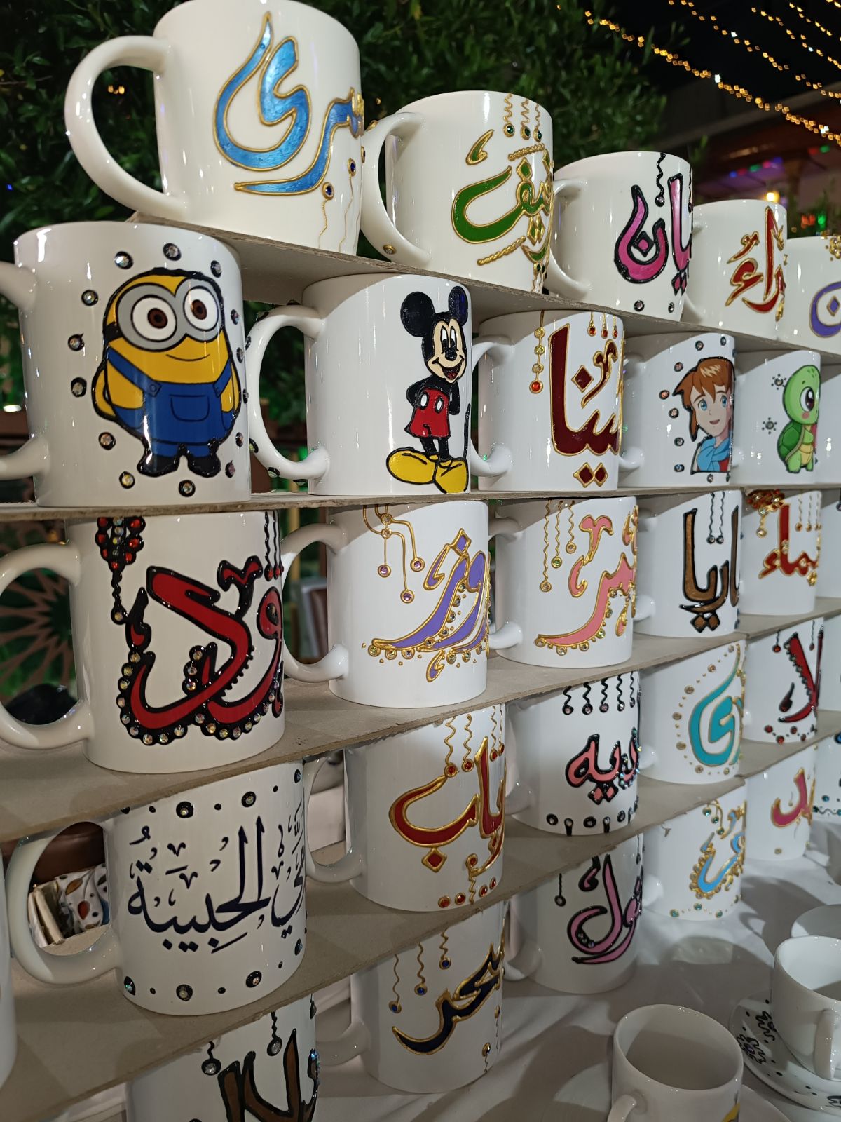 كوب أبيض مصنوع يدوياً بأسم من تحب — صورة 4 من 4
