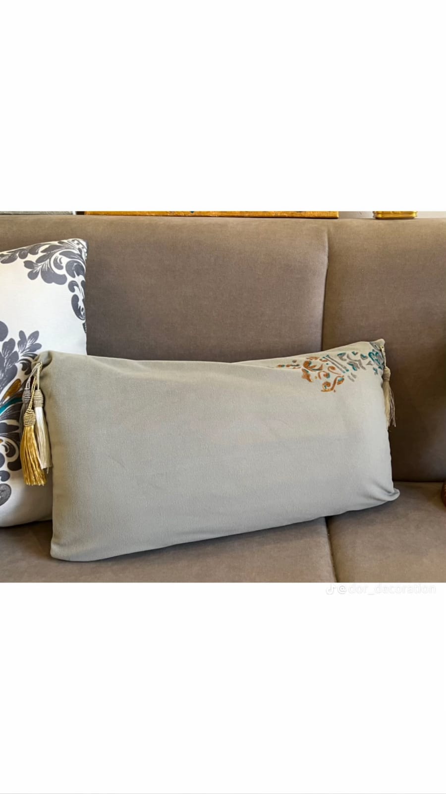 كوشات بطابع شرقي انيق اثنان منها بقياس ٤٥×٤٥سم وواحدة مستطيلة مخملية قياسها ٥٠×٣٠سم — صورة 2 من 5