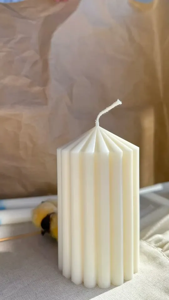 شمعة عمودية عريضة معطرة