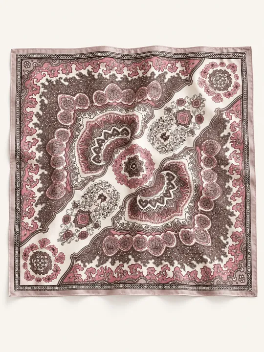 وشاح ساتان بنقشة الباندانا الكلاسيكية
